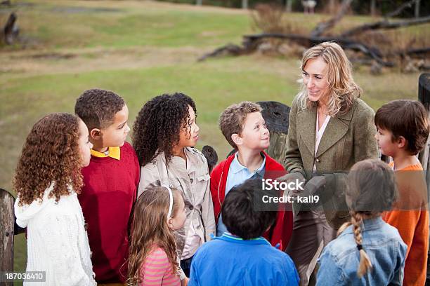 Insegnante Con Un Gruppo Di Bambini In Zoo - Fotografie stock e altre immagini di Ambientazione esterna - Ambientazione esterna, Viaggio d'istruzione, Insegnante