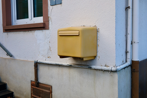 Contextual integrity of this Photo: (Where?) Frankfurt am Main, Germany, (When?) October 31, 2023, (Who or what?) Post Box, (What?) Post Box.