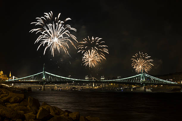 Fogos de artifício em Budapeste - foto de acervo