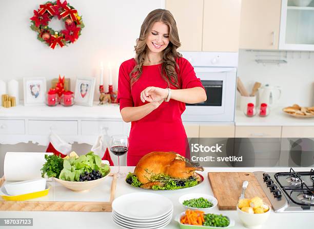 Mulher Segurando Peru Assado Para O Jantar De Natal - Fotografias de stock e mais imagens de 30-39 Anos