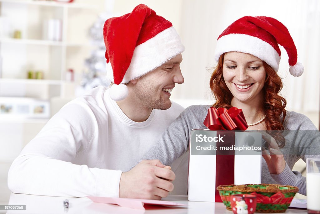 Regalo di Natale da amata - Foto stock royalty-free di Adulto