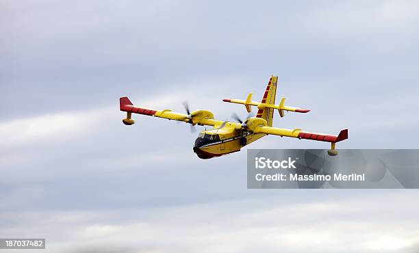 Amarelo Bombeiro Um Avião A Voar Em Um Céu Nublado - Fotografias de stock e mais imagens de Avião
