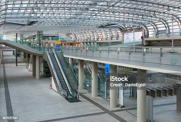 Nuova Stazione Ferroviaria Di Porta Susa A Torino Italia - Fotografie stock e altre immagini di Stazione