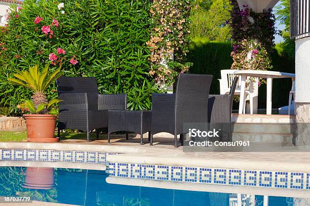 Fuera Foto de stock y más banco de imágenes de Agua - Agua, Aire libre, Al lado de la piscina