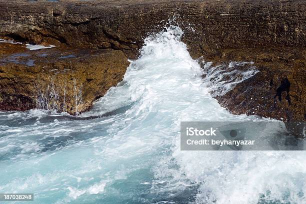 Rock I Fala - zdjęcia stockowe i więcej obrazów Bez ludzi - Bez ludzi, Brzeg wody, Charakterystyka brzegu