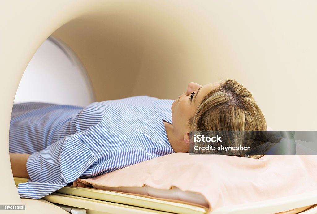 Mujer recibiendo un cáncer de mama, la MRI - Foto de stock de Cáncer de mama libre de derechos