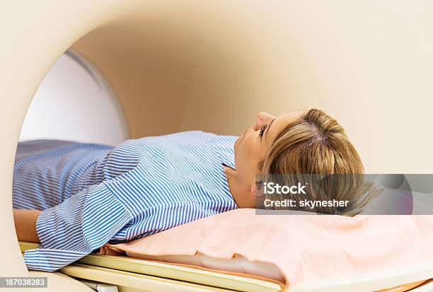 Mujer Recibiendo Un Cáncer De Mama La Mri Foto de stock y más banco de imágenes de Cáncer de mama - Cáncer de mama, Escán médico, Equipo médico de escaneo