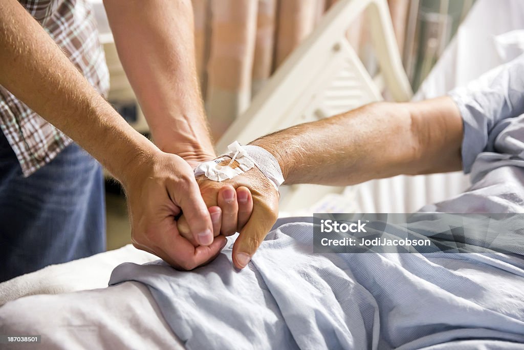 Amigo mantiene al lado de enfermos pacientes de hospital - Foto de stock de Agarrados de la mano libre de derechos