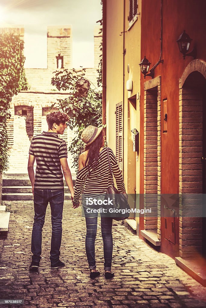 Casal Adolescente visitando uma cidade antiga na Itália - Foto de stock de 18-19 Anos royalty-free