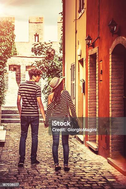 Casal Adolescente Visitando Uma Cidade Antiga Em Itália - Fotografias de stock e mais imagens de 18-19 Anos