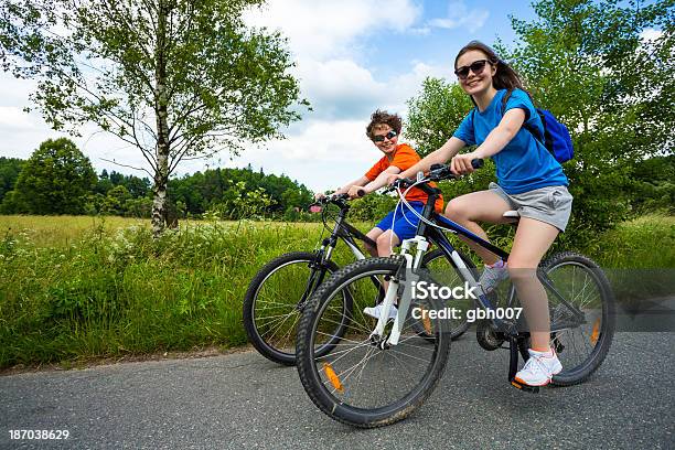 Miejski Biking Dziewczynka I Chłopiec Konna Rowery W Mieście Park - zdjęcia stockowe i więcej obrazów Bicykl