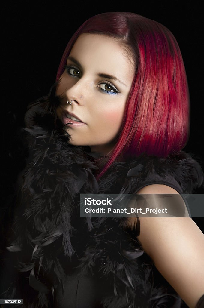 Piękne farbowane na czerwono glamour kobieta z włosów i pióro Upozowując - Zbiór zdjęć royalty-free (Boa z piór)