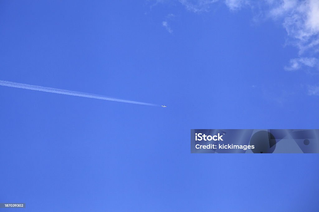 Aeroplano con Contrails - Foto stock royalty-free di Aereo di linea