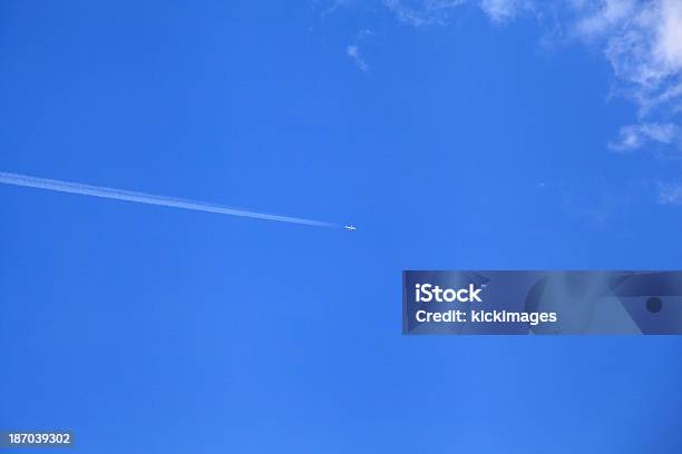 Aeroplano Con Contrails - Fotografie stock e altre immagini di Aereo di linea - Aereo di linea, Aeroplano, Ambientazione esterna