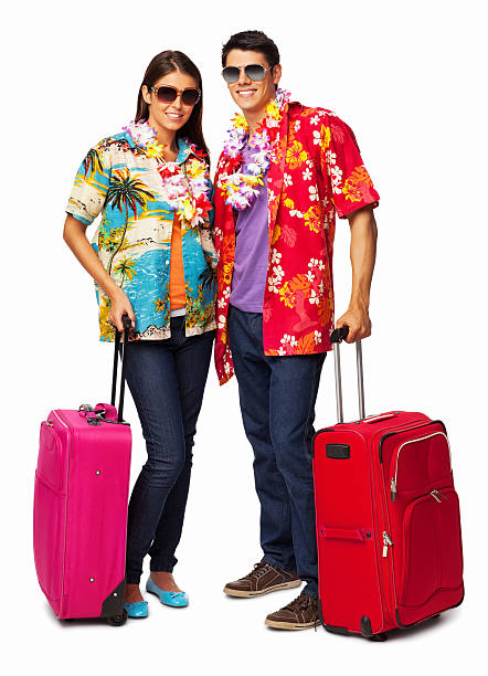 couple aller pour les vacances-isolé - travel suitcase hawaiian shirt people traveling photos et images de collection