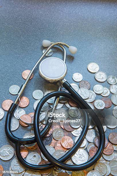 Dinheiro E Medicina - Fotografias de stock e mais imagens de Barulho - Barulho, Clínica médica, Comércio - Consumismo