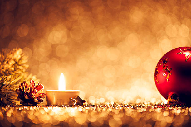 luz de velas natal e bokeh (desfoque de fundo defocused decoração gold - tea light votive candle candle candlelight - fotografias e filmes do acervo