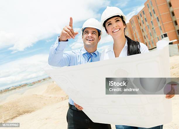 Couple Of Architects Smiling 건설 산업에 대한 스톡 사진 및 기타 이미지 - 건설 산업, 건설 현장, 건설업자