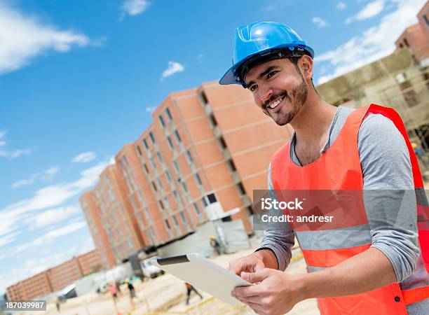 Operaio Edile In Un Cantiere - Fotografie stock e altre immagini di Adulto - Adulto, Ambientazione esterna, Architetto