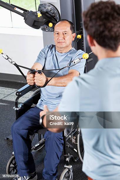 Fisioterapeuta Ajudando Paciente Em Cadeira De Rodas - Fotografias de stock e mais imagens de 20-29 Anos