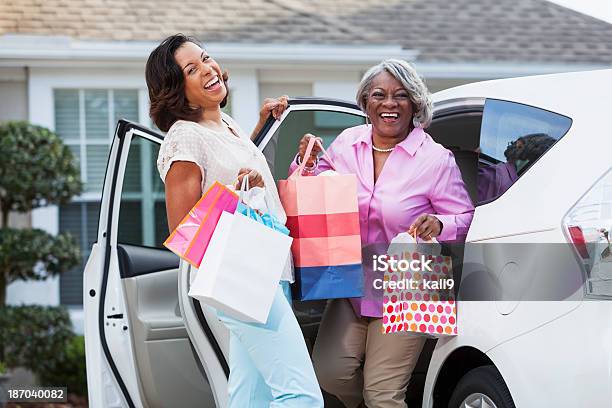 Foto de Da Viagem De Compras Em Casa e mais fotos de stock de Carro - Carro, Desembarcar, Entrada para carros