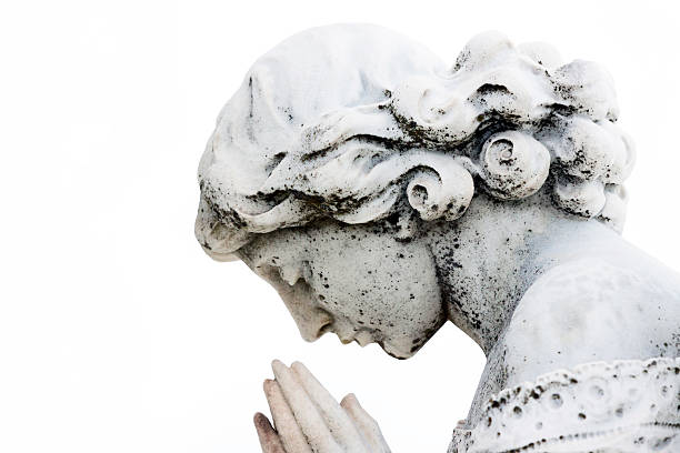 기도하기 여자아이, 늙음 대리석 황후상 (흰색 배경), 복사 공간이 - sculpture angel women cemetery 뉴스 사진 이미지