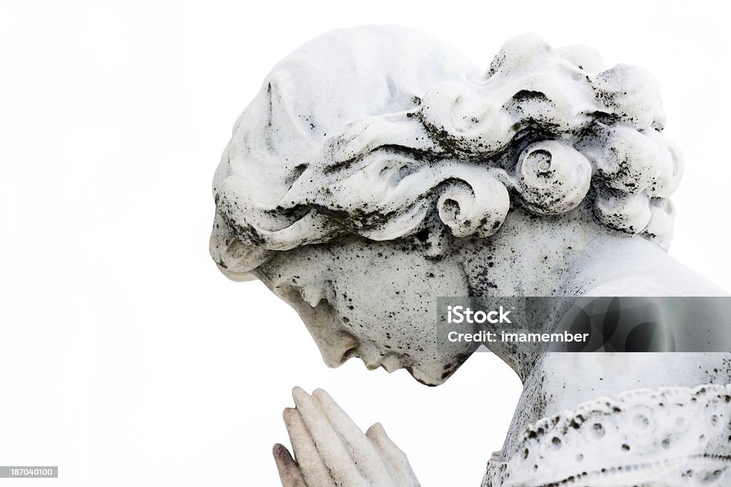 Молиться девочка, Старый мраморная Статуя против бел�ый фон, копия пространства - Стоковые фото Ангел роялти-фри