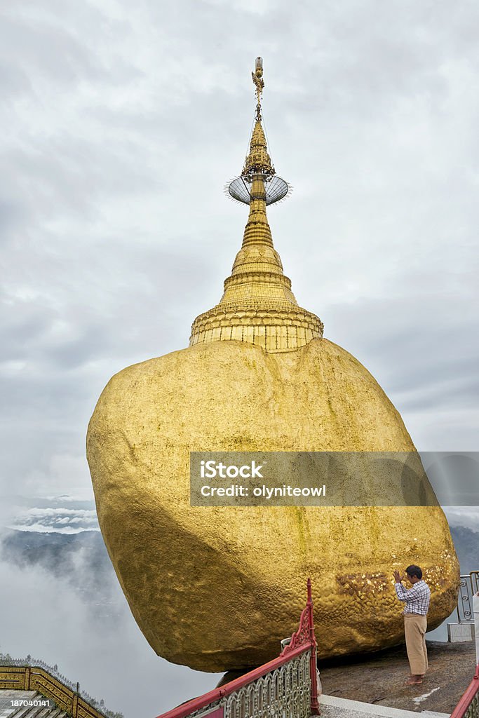 Peregrino no Golden Rock - Foto de stock de Kyaiktiyo Pagoda royalty-free