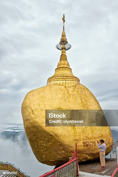 Foto de Peregrino No Golden Rock e mais fotos de stock de Kyaiktiyo Pagoda - Kyaiktiyo Pagoda, Aura, Budismo