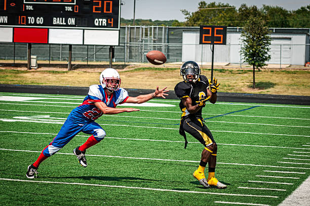 jogo de futebol em curso viii - running back imagens e fotografias de stock