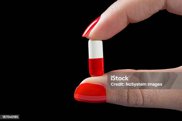Pílula Vermelho - Fotografias de stock e mais imagens de Assistência - Assistência, Comprimido, Cuidados de Saúde e Medicina