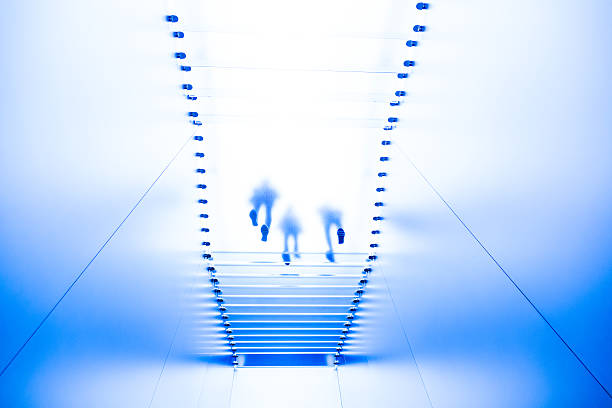 freunde! let's go for arbeit - personal perspective vanishing point diminishing perspective staircase stock-fotos und bilder