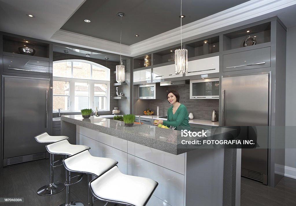 Femme dans la cuisine - Photo de Acier inoxydable libre de droits
