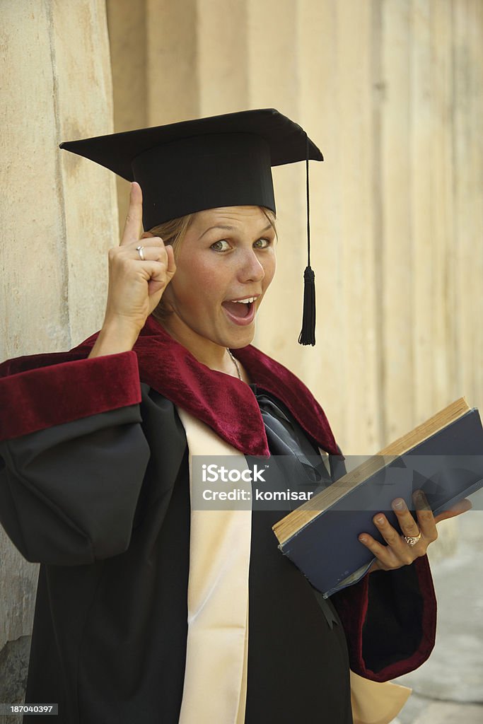 Donna si è laureata con un libro - Foto stock royalty-free di 20-24 anni