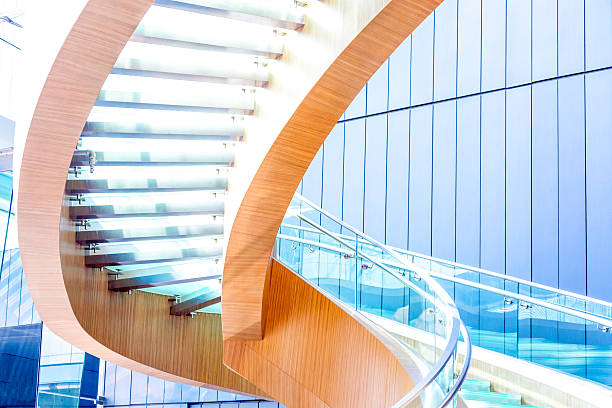 escada em espiral no moderno de escritório - escalator shopping mall shopping transparent imagens e fotografias de stock