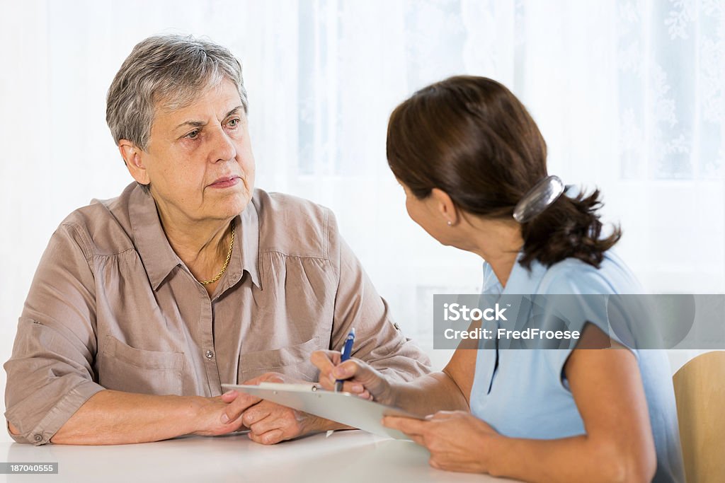 Femme âgée et Psychiatrist - Photo de Adulte libre de droits