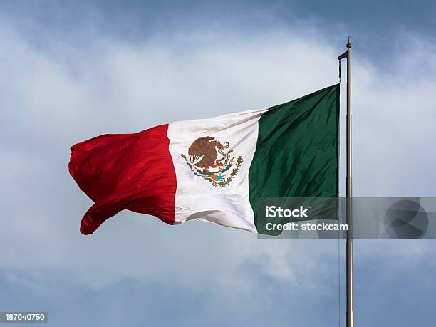 Bandiera Del Messico Con Cielo Blu - Fotografie stock e altre immagini di Bandiera del Messico - Bandiera del Messico, America Latina, Aquila