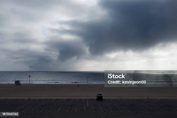 Foto de Céu Dramático E Mar e mais fotos de stock de Escuro - Escuro, Estacionamento de carros, Praia