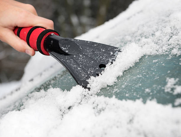 자유롭게 앞유리 메트로폴리스 빙판 - snow car window ice scraper 뉴스 사진 이미지