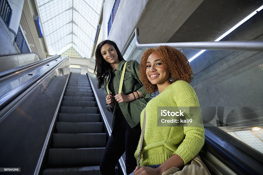 Chica adolescente en la escalera mecánica - Foto de stock de Escaleras libre de derechos