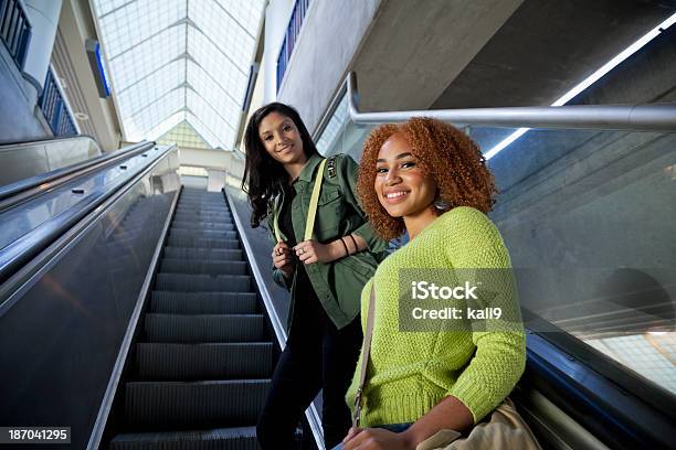 Meninas Adolescentes Na Escada Rolante - Fotografias de stock e mais imagens de Escadaria - Escadaria, Subir, Adolescente