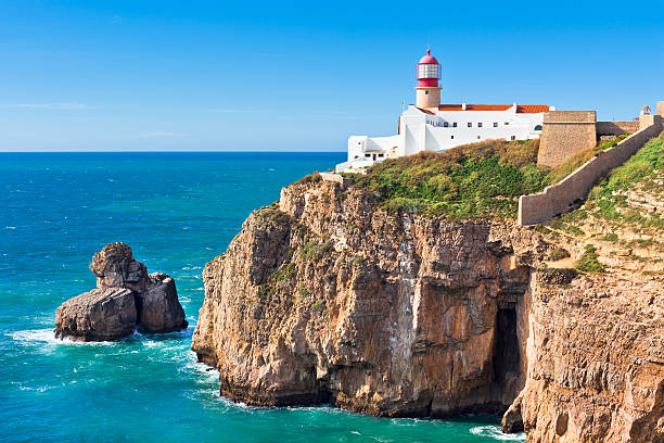 faro di cabo san vicente, sagres, portogallo - sagres foto e immagini stock