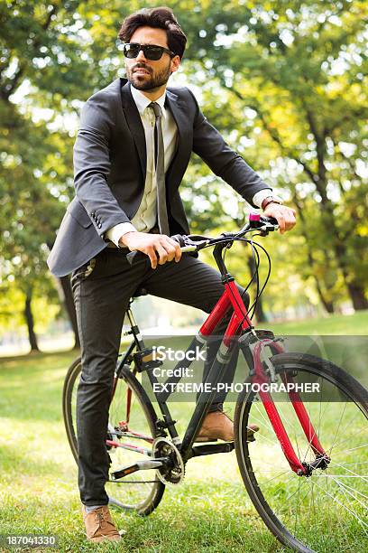 Miejski Biznesmen - zdjęcia stockowe i więcej obrazów Bicykl - Bicykl, Biznes, Drzewo