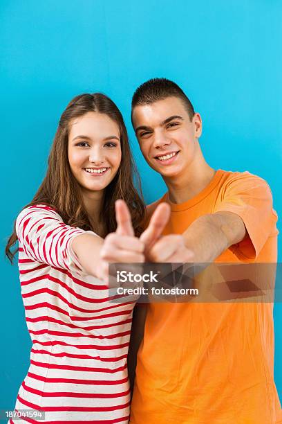 Succesfull Alunos Mostrando Os Polegares Para Cima - Fotografias de stock e mais imagens de Casal Adolescente - Casal Adolescente, Casal Jovem, Polegar