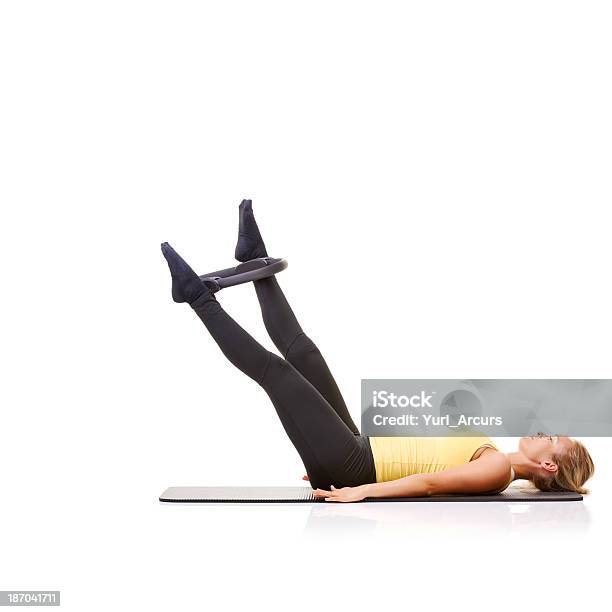 Foto de Usando Um Anel De Pilates Para Envolver Seus Músculos Da Perna e mais fotos de stock de Magic Circle