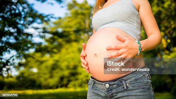 妊娠中の女性新生児のベリー - 1人のストックフォトや画像を多数ご用意 - 1人, 30代, 30代の女性