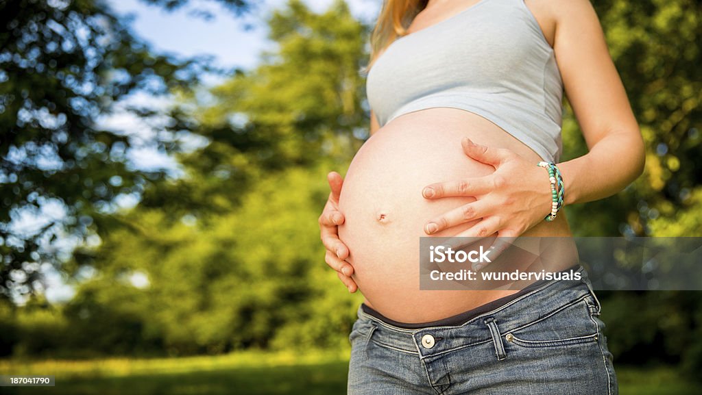Kobieta w ciąży z dzieckiem brzuch - Zbiór zdjęć royalty-free (30-39 lat)