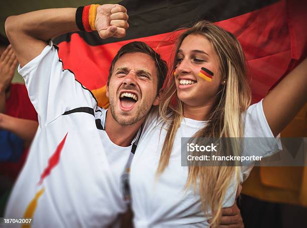 Deutsch Defensor En El Estadio Foto de stock y más banco de imágenes de 20 a 29 años - 20 a 29 años, Aclamar, Adulto