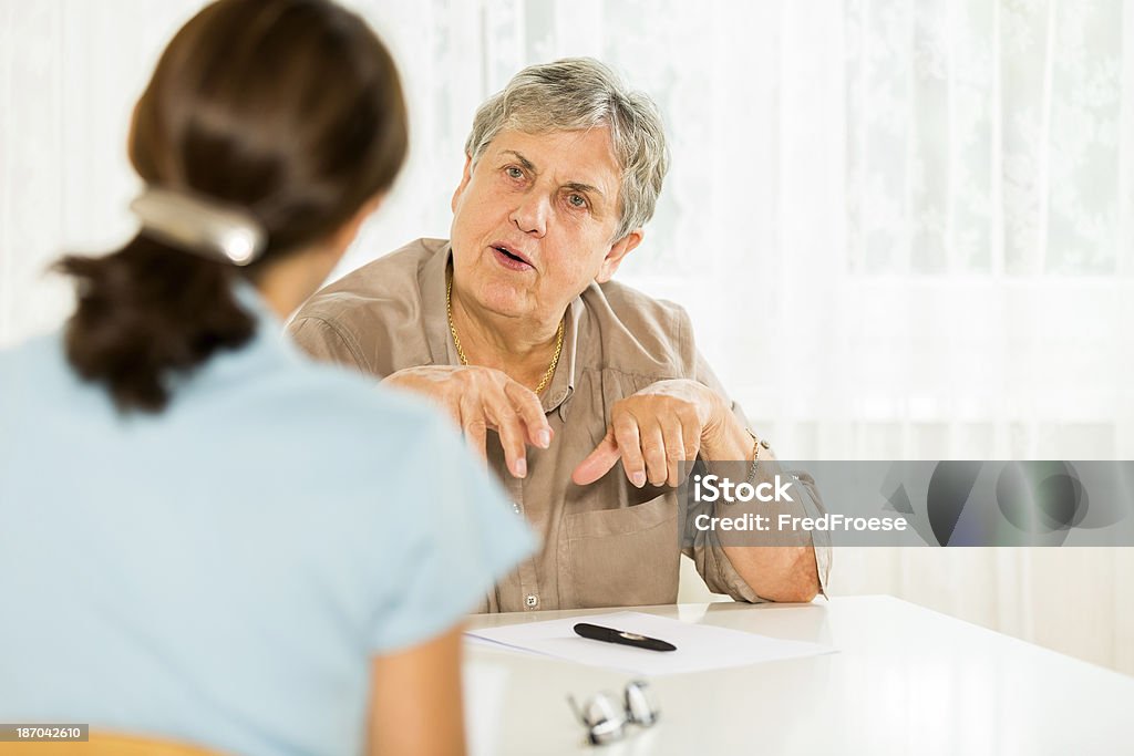 Sênior mulher e Psychiatrist - Foto de stock de 70 anos royalty-free