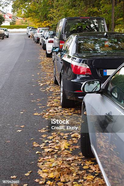Zaparkowany Samochód W Jesień - zdjęcia stockowe i więcej obrazów Bez ludzi - Bez ludzi, Biały, Błyszczący